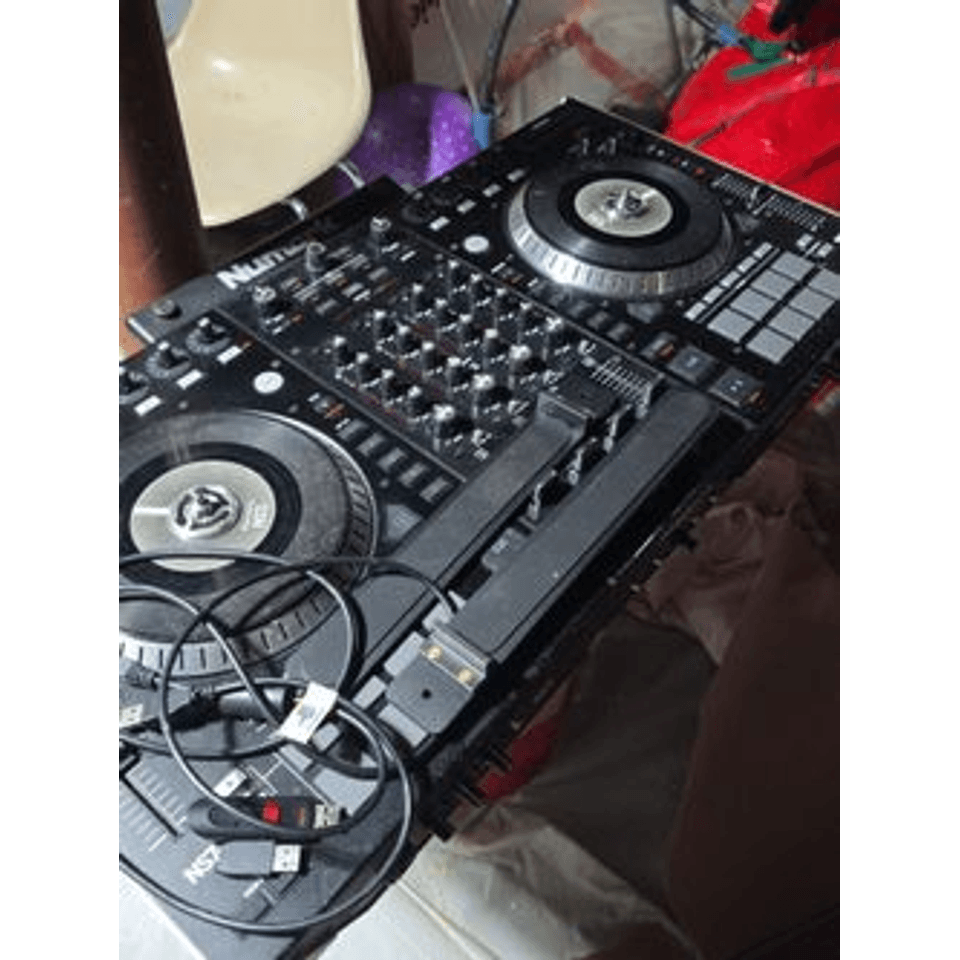 Numark ns7ii with screen and laptop holder Numark ns7ii with screen and laptop holder