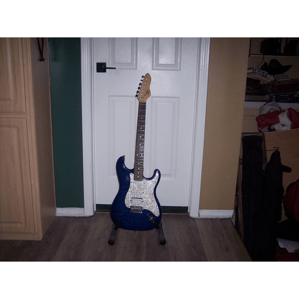 JBP Strat style electric guitar with a gig bag/ Good cond/ Plays great