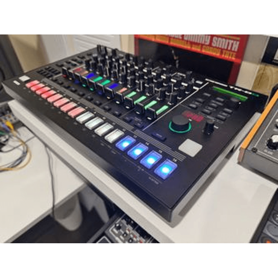 Roland tr8s - drum machine sampler